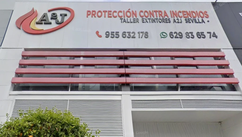 Taller de Extintores A2J en Sevilla, especialistas en mantenimiento, recarga y revisión de equipos contra incendios. Cumpla el RIPCI con servicio certificado y atención profesional.